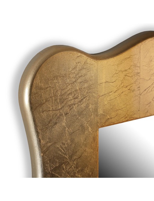 Wandspiegel aus Metall. Goldmodell