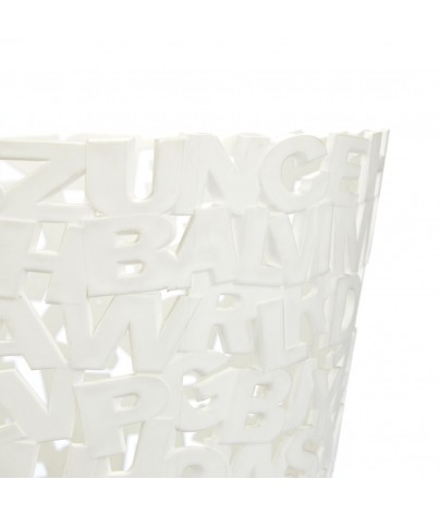 Weißer Plastikmülleimer. Modell Letters