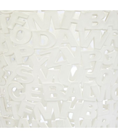 Weißer Plastikmülleimer. Modell Letters