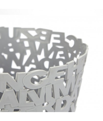 Poubelle en plastique gris. Modèle Letters