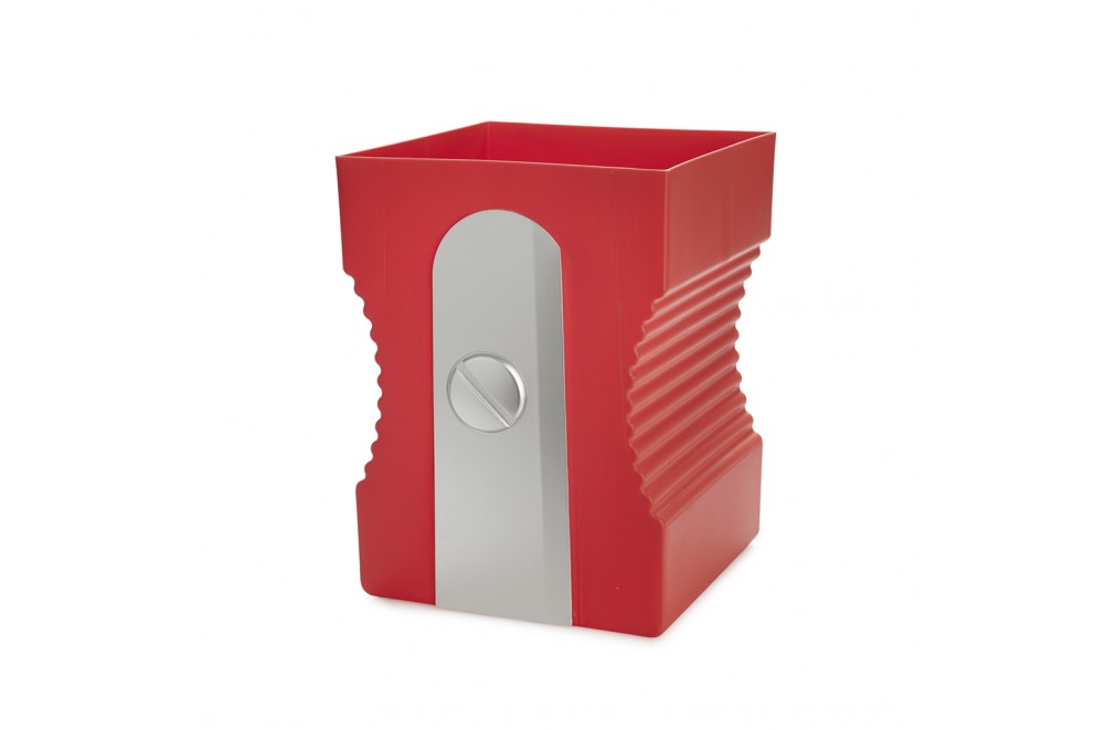 Roter papierkorb. Bleistiftspitzer-Modell