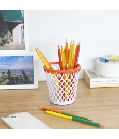 Pot à crayons ou porte-stylo en plastique. Modèle panier