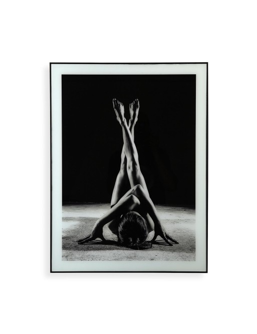 BLACK AND WHITE SILHOUETTE MODEL FRAME