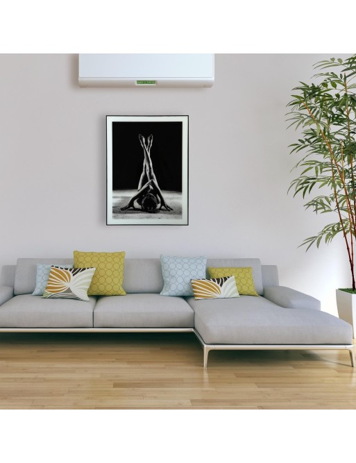 BLACK AND WHITE SILHOUETTE MODEL FRAME