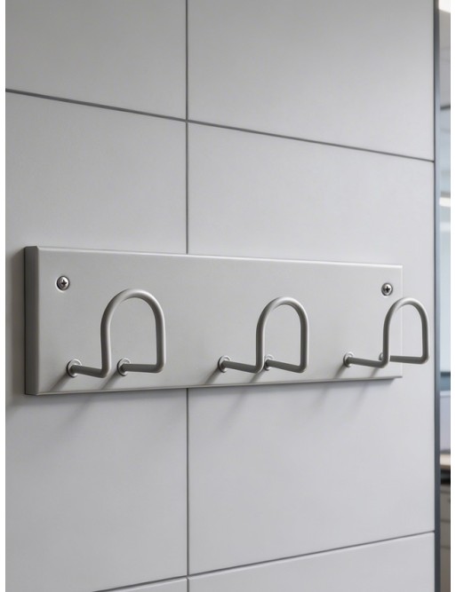 Wandhaken aus Metall mit 3 Kleiderbügel. Silberfarbe