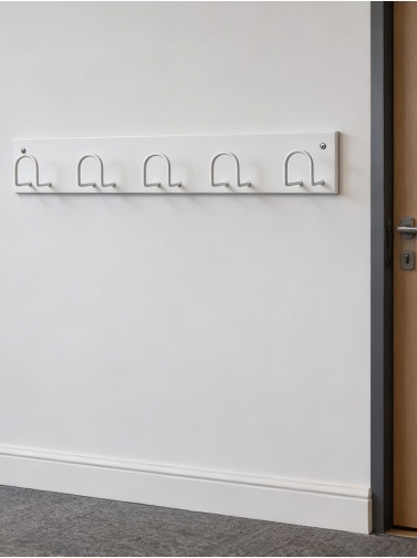 Percha de pared metálica 5 colgadores. Color Blanco