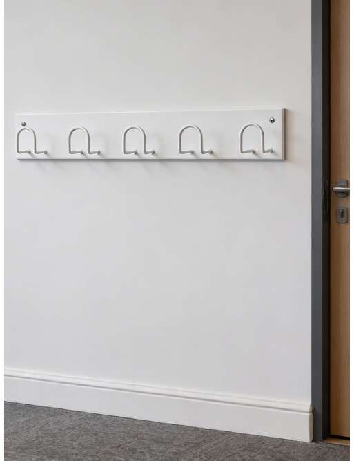Wandhaken aus Metall mit 5 Kleiderbügel. Weiße Farbe Wandhaken aus Metall mit 5 Kleiderbügel. Weiße Farbe