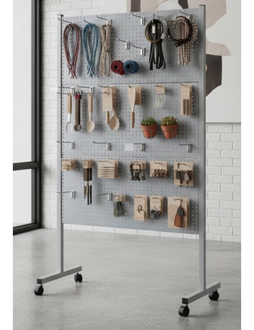 Presentoir avec des panneaux perfores pour crochets