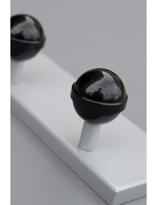 Percha de pared metálica con 3 colgadores en ABS negro Percha de pared metálica con 3 colgadores en ABS negro