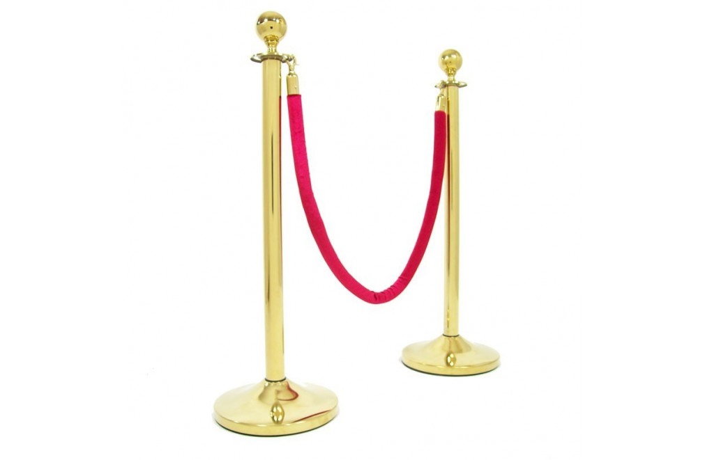 Deux poteaux séparateurs plaqués or avec une tête ronde et une corde