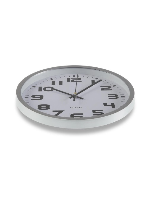 Silberne Kunststoff Wanduhr mit einem Durchmesser von 25 cm.