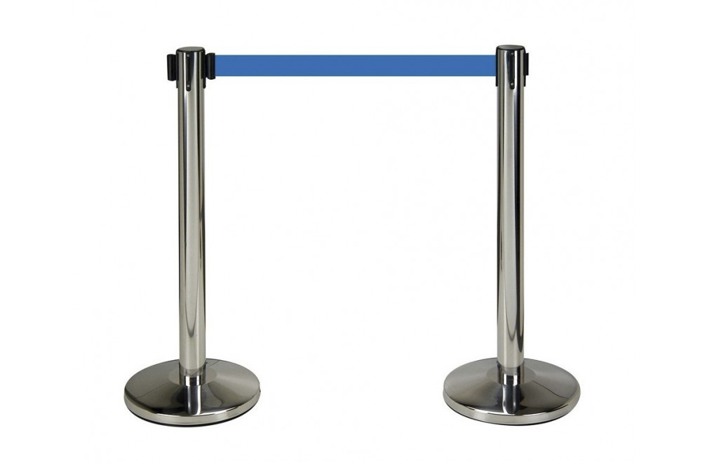 Dos postes separadores en acero inoxidable con cinta azul de 2 metros