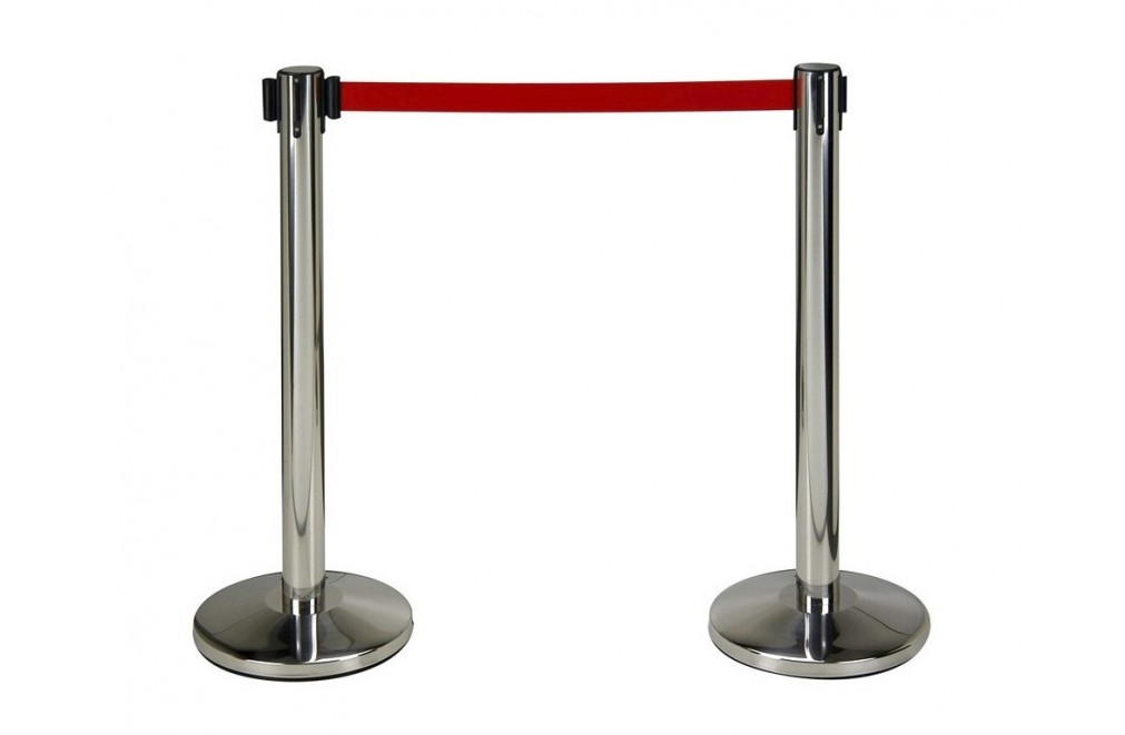 Dos postes separadores en acero inoxidable con cinta roja de 2 metros