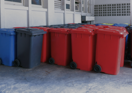 grupo-nuevos-contenedores-grandes-coloridos-ruedas-reciclar-basura 1.png