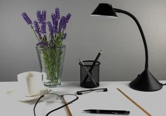 portapapeles-madera-lamparas-accesorios-espacio-trabajo-mesa-gris 1.jpg